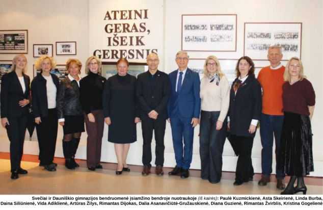 Svečiai ir Dauniškio gimnazijos bendruomenė įsiamžino bendroje nuotraukoje (iš kairės): Paulė Kuzmickienė, Asta Skeirienė, Linda Burba, Daina Siliūnienė, Vida Adiklienė, Artūras Žilys, Rimantas Dijokas, Dalia Asanavičiūtė-Gružauskienė, Diana Guzienė, Rimantas Žvirblis, Kristina Gogelienė