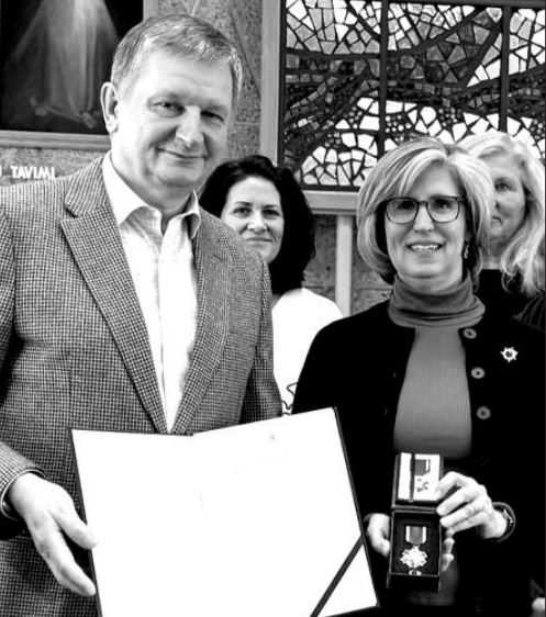 Daina Siliūnienė accepted the award of the Ministry of Foreign Affairs of the Republic of Lithuania for "Saulute", which was presented by the Consul General in Chicago, Regimantas Jablonskas.